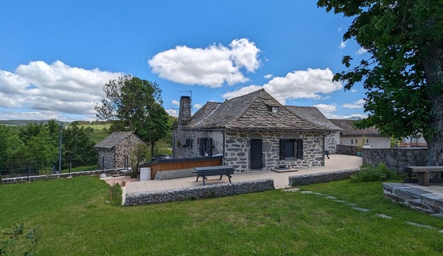Cozy Cottage Near Ski Resort and UNESCO Sites, Garden, 3BR, Fully Equipped in Saint-Front