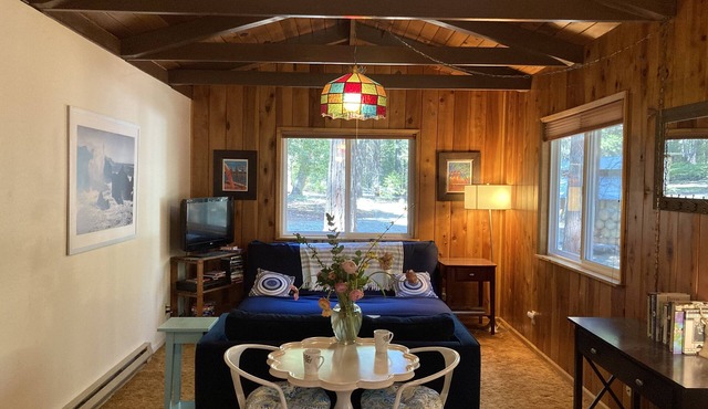 Cozy Cottage Near Scotts Flat Lake