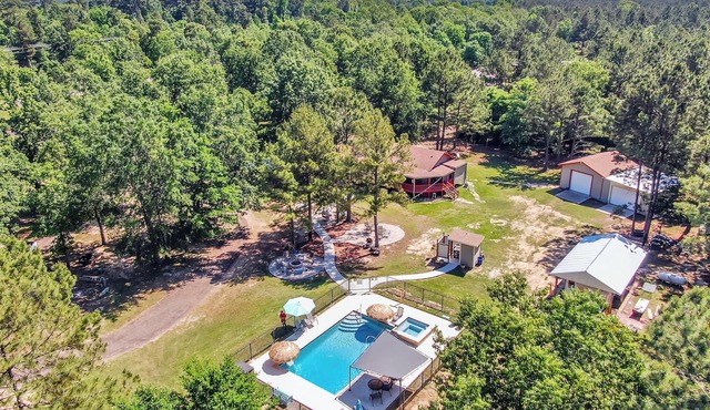 Cozy cottage near the lake with private pool and hot tub. Dog-Friendly!
