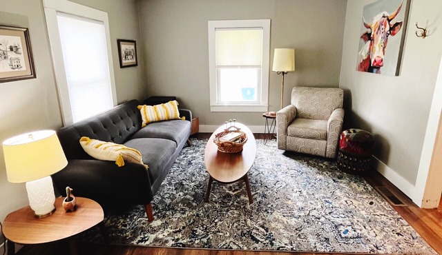 Cozy Cottage Near the Ozark Square. Less than 5 minutes to Finley Farms!