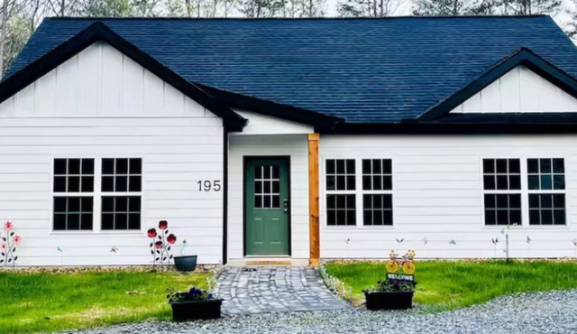 Cozy Cottage Near the Lake