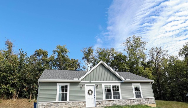 COZY COTTAGE - Near The Ark! A beautiful, cozy and comfy home you will love!