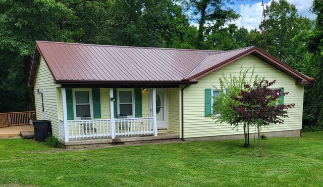 Cozy Cottage near trails & lake!