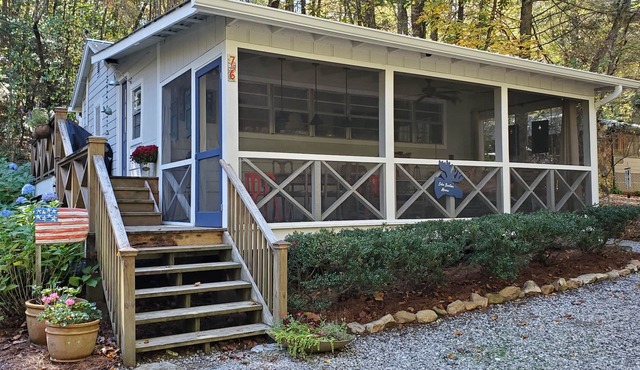 Cozy cottage near Lake Burton. Enjoy the mountains, hiking, wineries, and more!