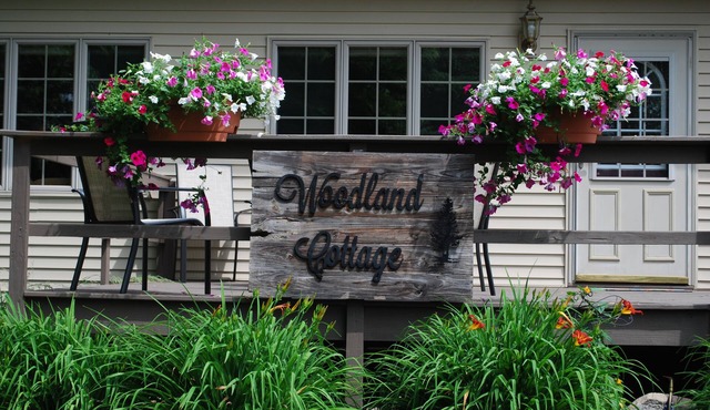 Cozy Cottage near Schwarz Supper Club, Road America, and Whistling Straights!