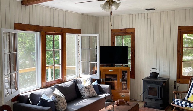 Cozy Cottage Nestled Along the Gull River