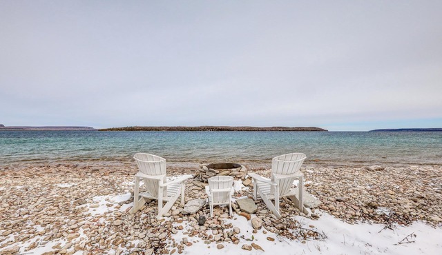 Cozy cottage nestled along 90ft of pristine Georgian Bay pebble beachfront