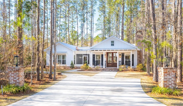 Cozy cottage nestled among nature near inner coastal waterway