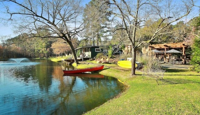 Cozy Cottage Nestled on Waters Edge