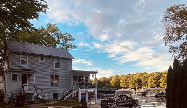 Cozy cottage nestled on a beautiful all sports and fishing lake!