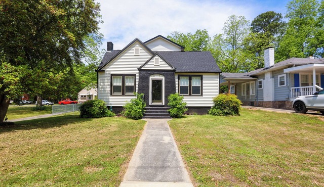 Cozy Cottage - Newly Renovated - Minutes to Downtown - Fireplace - Sleeps 8