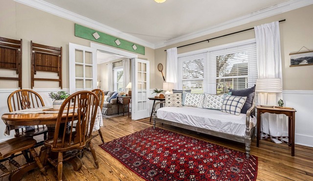 Cozy Cottage newly renovated near DWNTN & MTSU