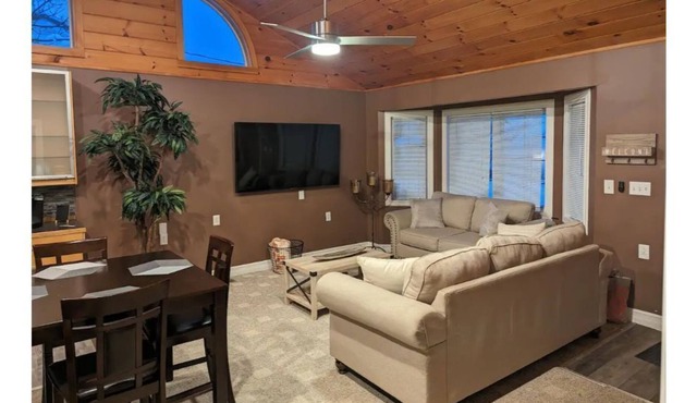 Cozy Cottage next to Thompson Park