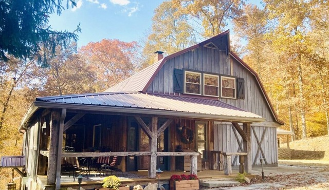 Cozy cottage on 100+ private wooded acres with hot tub