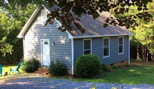 Cozy Cottage on 15 Acres of Forest Land. 15 min from the TIEC