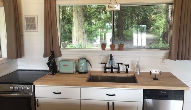 Cozy Cottage on a LAKE!