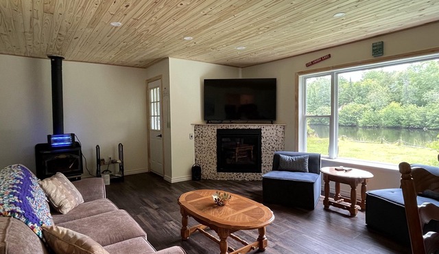 Cozy cottage on Burnt River with hot tub & sauna