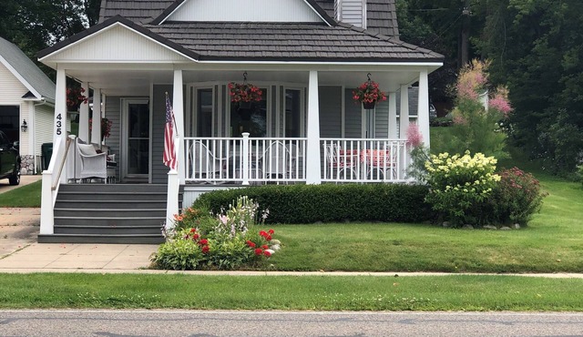 Cozy cottage on beautiful Lake Charlevoix