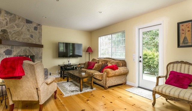 Cozy Cottage on Burton Circle- #LH50 Month Long