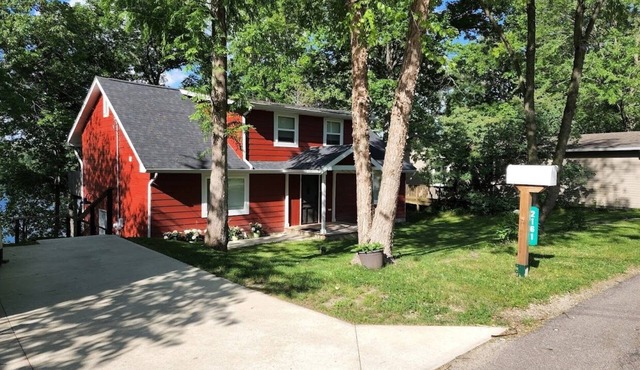 Cozy Cottage on Cedar Lake with Children's Club House. Perfect For Familiesn