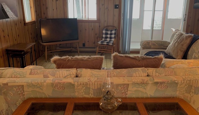 Cozy Cottage on a Lake, mins from Mt Tremblant/Mt Blanc Specials for December.
