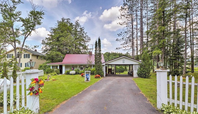 Cozy Cottage on Caroga Lake w/ Waterfront Fire Pit