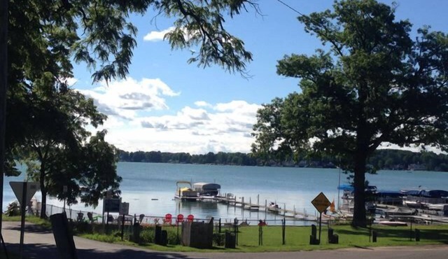 Cozy Cottage on Diamond Lake - Near Park Shore Marina