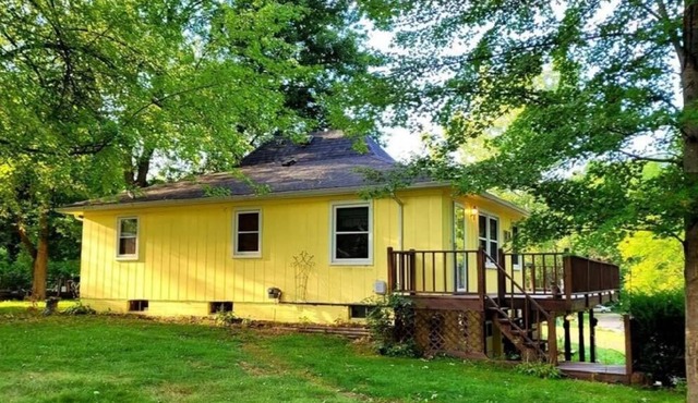 Cozy Cottage on Evans Lake. Enjoy Lake/Dock access, Kayaks, and a Hot Tub