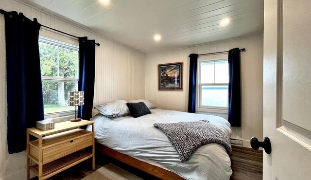 Cozy Cottage on Georgian Bay with Stunning View, Close to All Amenities