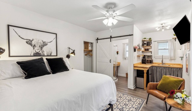 Cozy cottage on Historical Blvd & Famous walking trail. Very Safe neighborhood