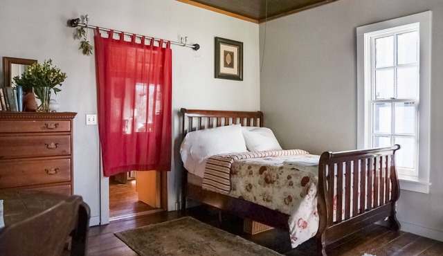 Cozy Cottage on Historic Property near Lost Pines Forrest and Bastrop State Park