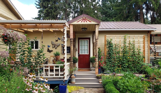 Cozy Cottage on hobby farm in rural historic small town