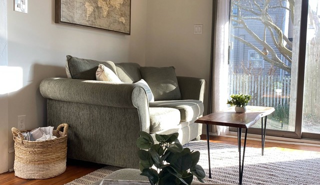 Cozy cottage on iconic tree lined Washington Street