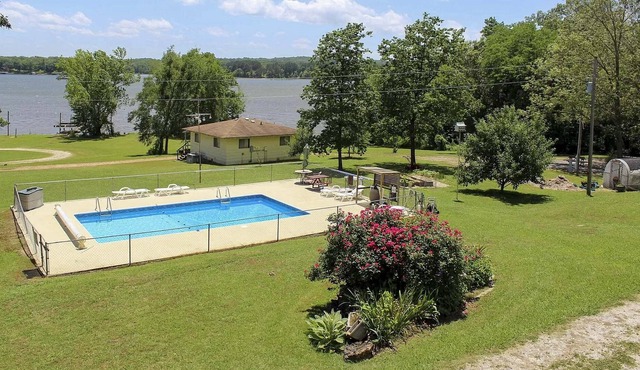 Cozy Cottage On Kentucky Lake w/ Shared Pool!