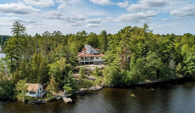 Cozy cottage on Lake Cecebe. Tranquility above Muskoka at Rockwynn Cottages