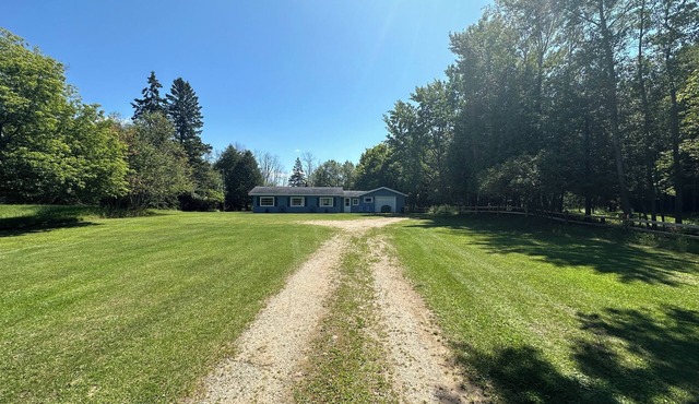 Cozy cottage on Little Bay De Noc minutes away from a public boat launch!