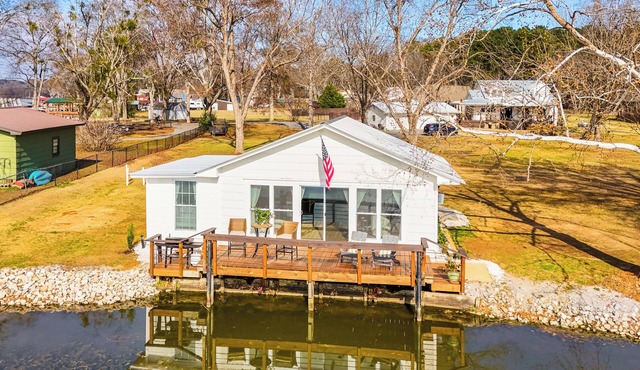 Cozy Cottage on Main Channel of Lay Lake