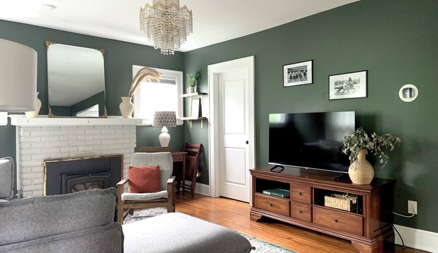 Cozy Cottage on Main. Halfway between the Ark and Creation Museum!