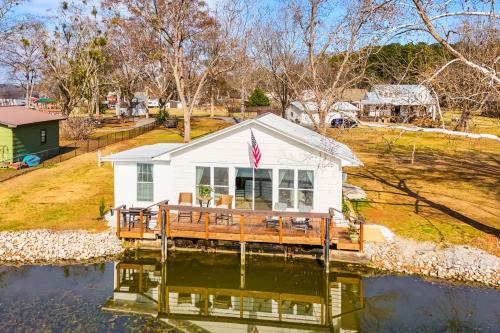 Cozy Cottage on Main Channel of Lay Lake