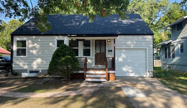 Cozy Cottage on Massachusetts Street