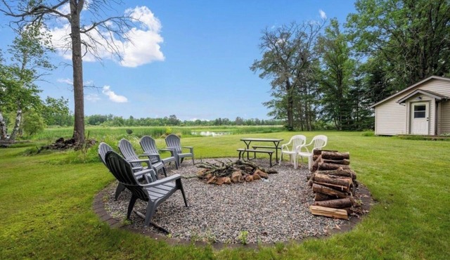 Cozy Cottage on Mississippi River. 2 acre yard.