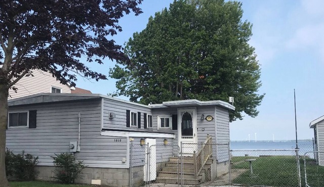 Cozy Cottage on Rondeau Bay in Erieau steps from local restaurants!