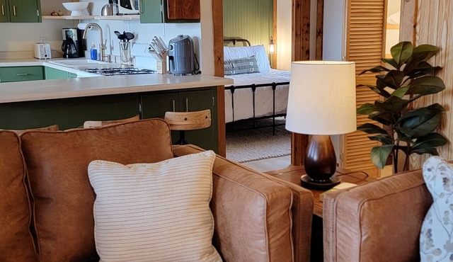 Cozy Cottage on Stone Lake