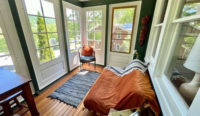 Cozy cottage on the hill in the heart of Warm Springs.