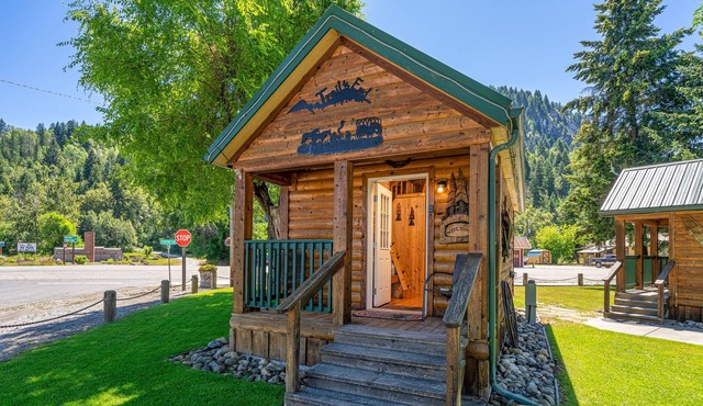 Cozy Cottage on the edge of town.