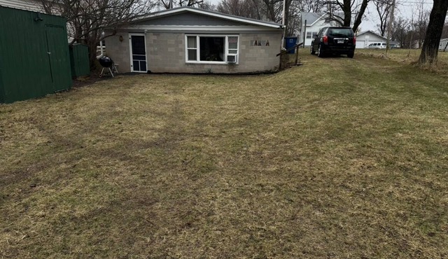 Cozy cottage on the Fox River, in town location