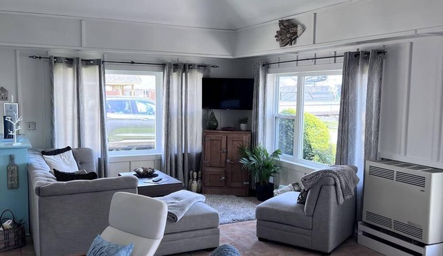 Cozy Cottage on the Lake with Hot tub, open fireplace and pet friendly