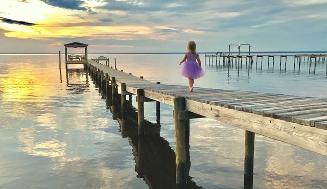 Cozy Cottage on the Bay: Where memories are made, Private dock, and Sunset Views