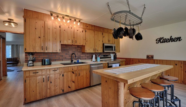 Cozy Cottage on Quiet Street – Walk to Beach & Downtown