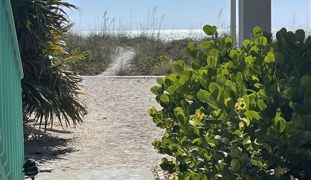 COZY COTTAGE ON PRIVATE BEACH *CLEARWATER/BELLEAIR BEACH